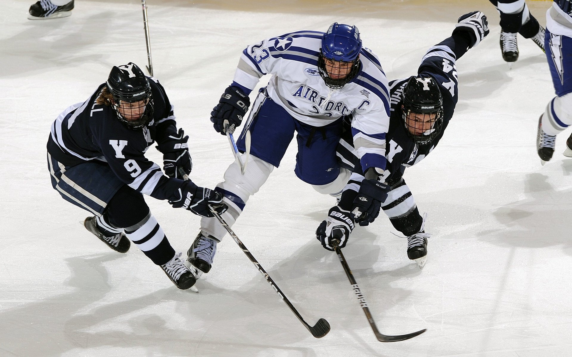 世界杯：一名边裁连续三次精准举旗 越位线判断获专家集体力挺